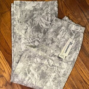 No Boundaries Gray Camouflage Women’s Pants 4-6 small